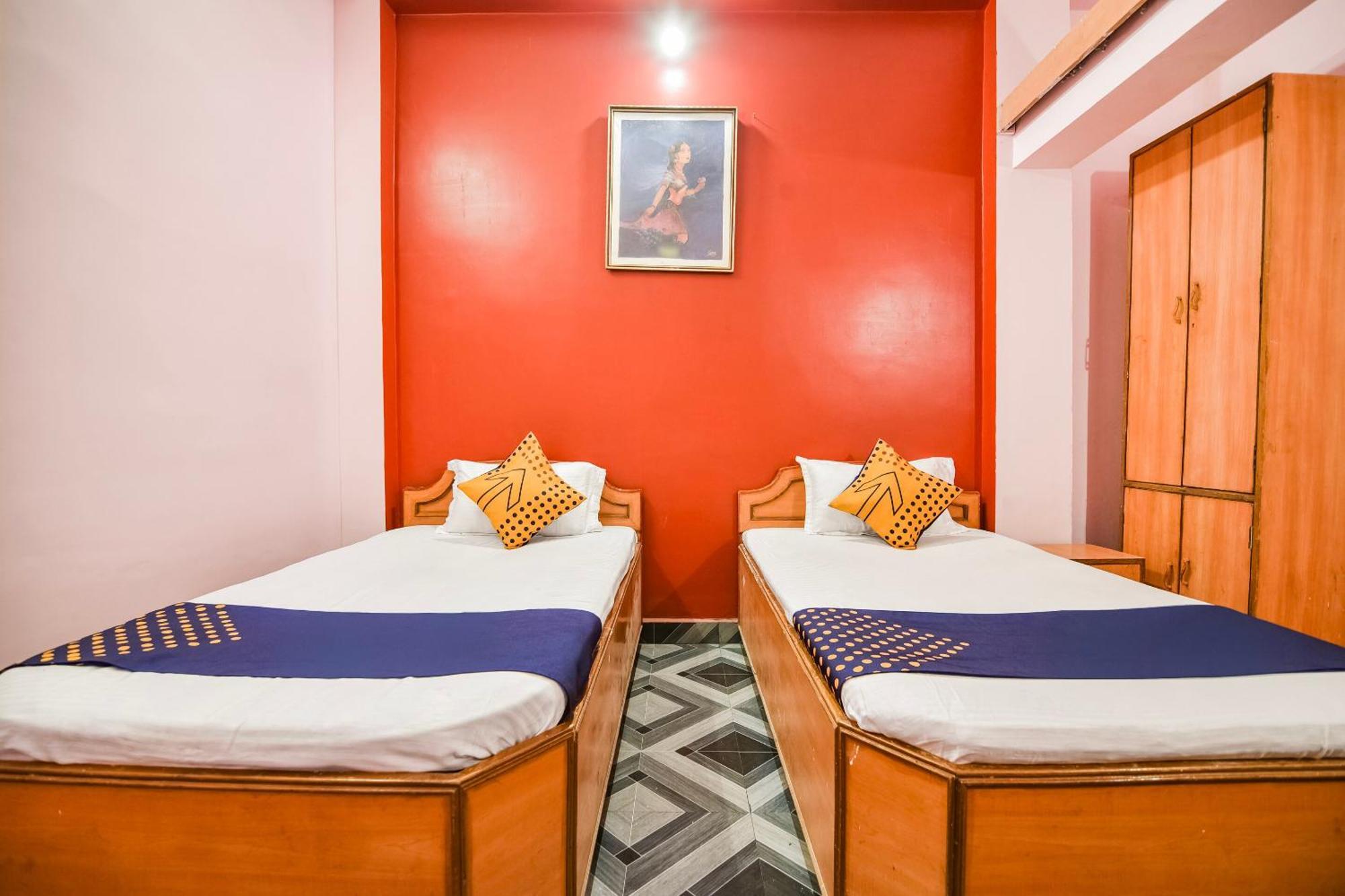 Spot On Hotel Midtown Gondia Luaran gambar