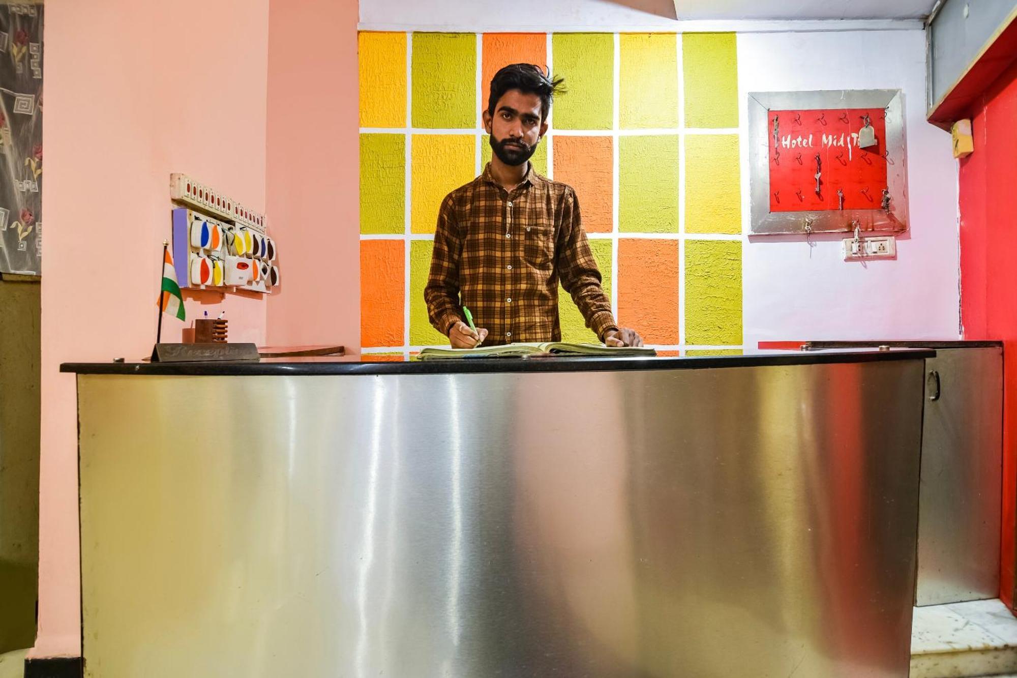Spot On Hotel Midtown Gondia Luaran gambar